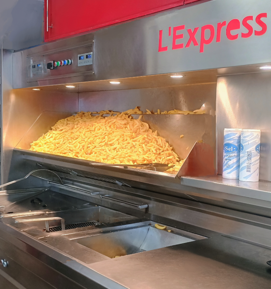 Image represente le mont de frite prete a cuire sur la friteuse , cliquer pour aller vers la page web de la friterie